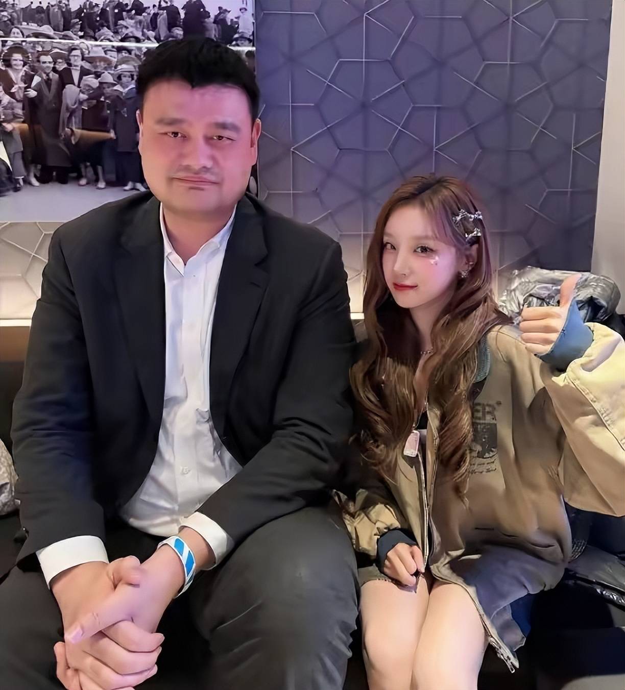 爱游戏官方-姚明受邀赴美观看NBA季后赛，与球员互动交流的简单介绍