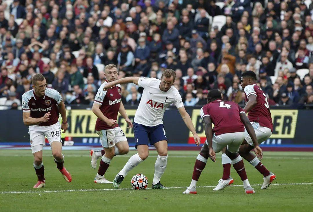 焦点足球比赛即将开打，球员们集中精力备战！的简单介绍