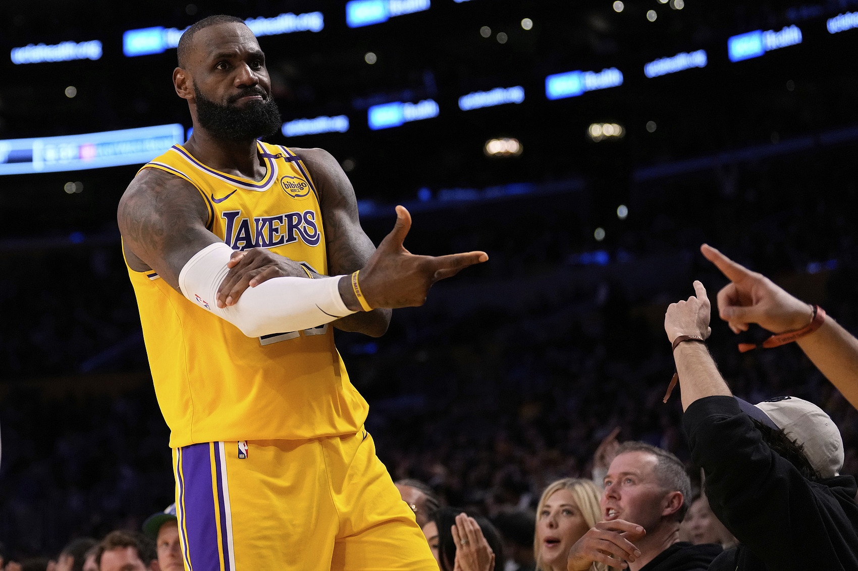 包含勇士取得胜利，勒布朗詹姆斯表现不俗的词条