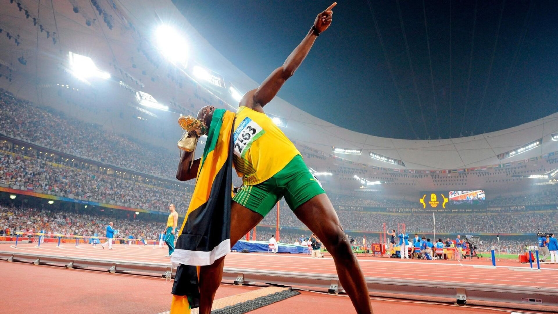 团队战车的轰鸣与羽翼破空的回响，两种超越的辩证