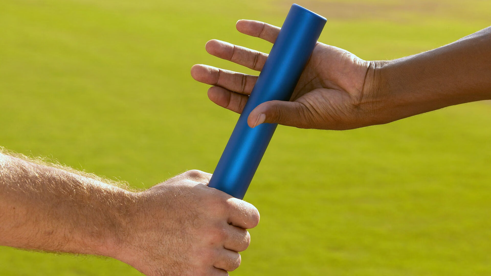 爱游戏大厅-宿命齿轮的轰鸣，当红牛绝杀迈凯伦，塞恩斯成为唯一变量